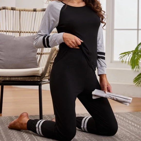 🆕LAST SET!🛍 Varsity Style Lounge Set - Picture 3 of 4